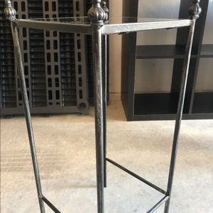 Mesa pequeña de metal y vidrio